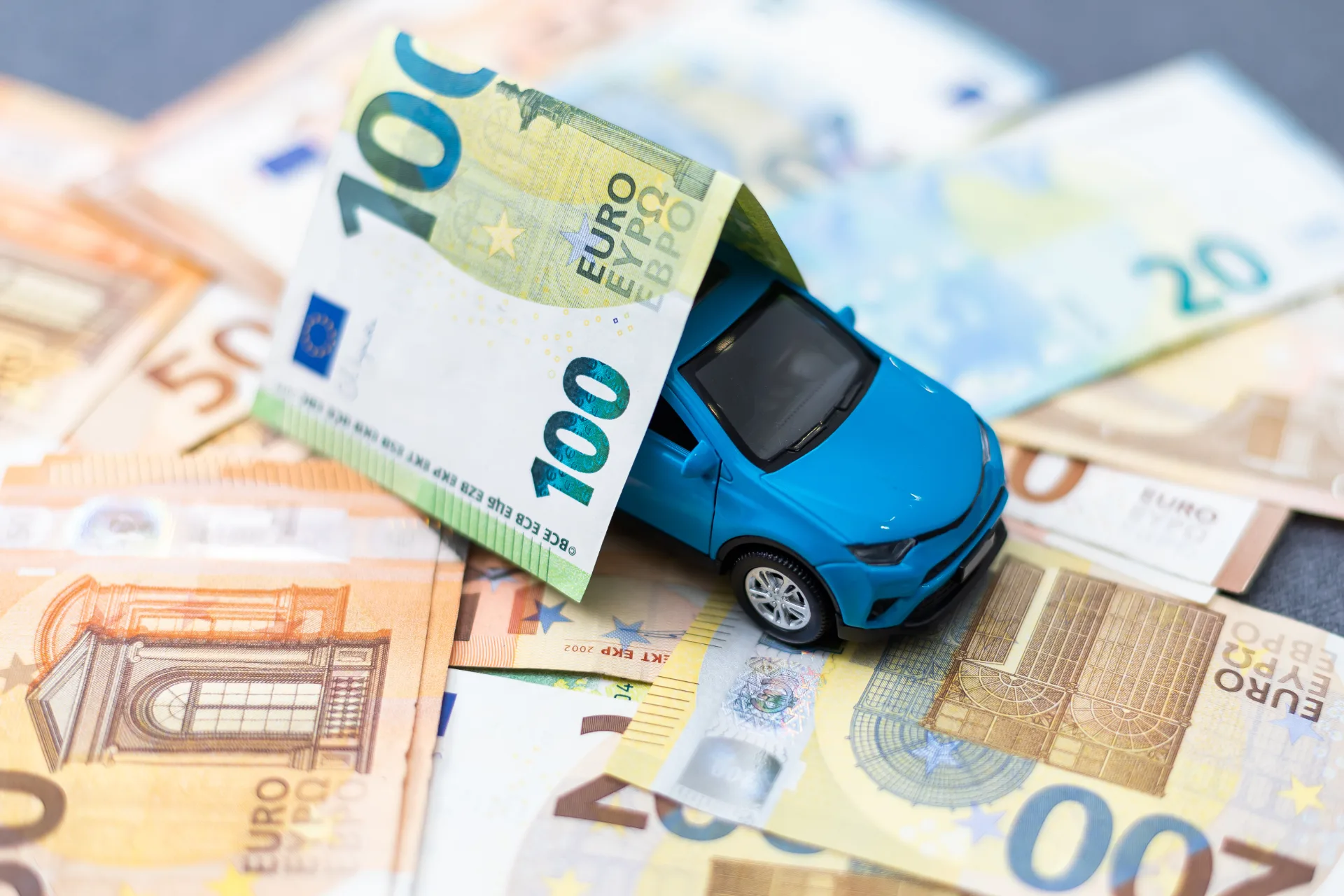 Evropa kupcem električnih avtomobilov plačuje tisočake, Kitajcem zaračunava carine do 45 odstotkov, Slovenija pa je pravkar izstopila iz igre
