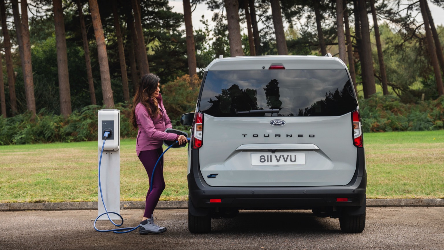Ford e-Tourneo Courier 2024