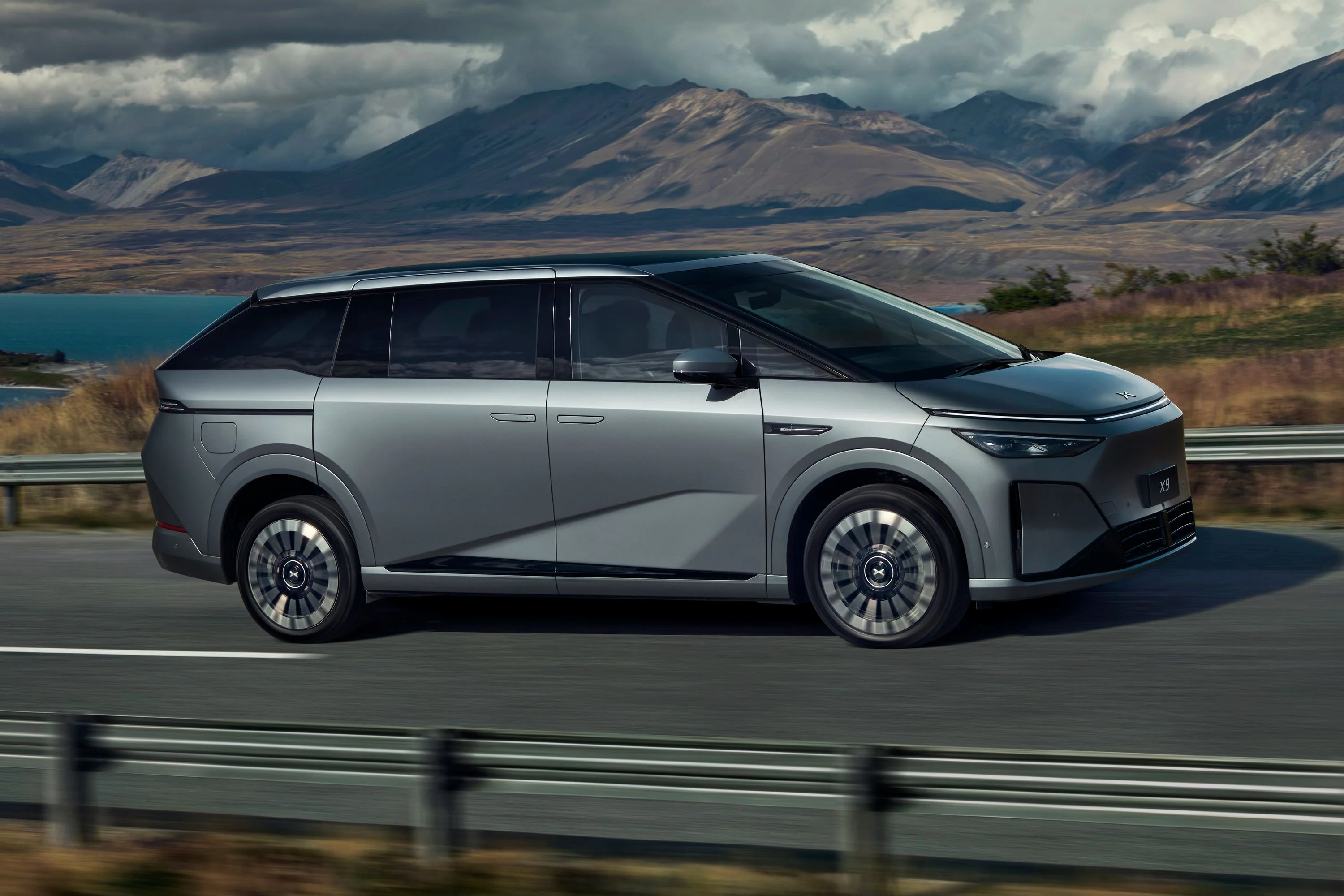 XPENG X9 FWD Standard Range